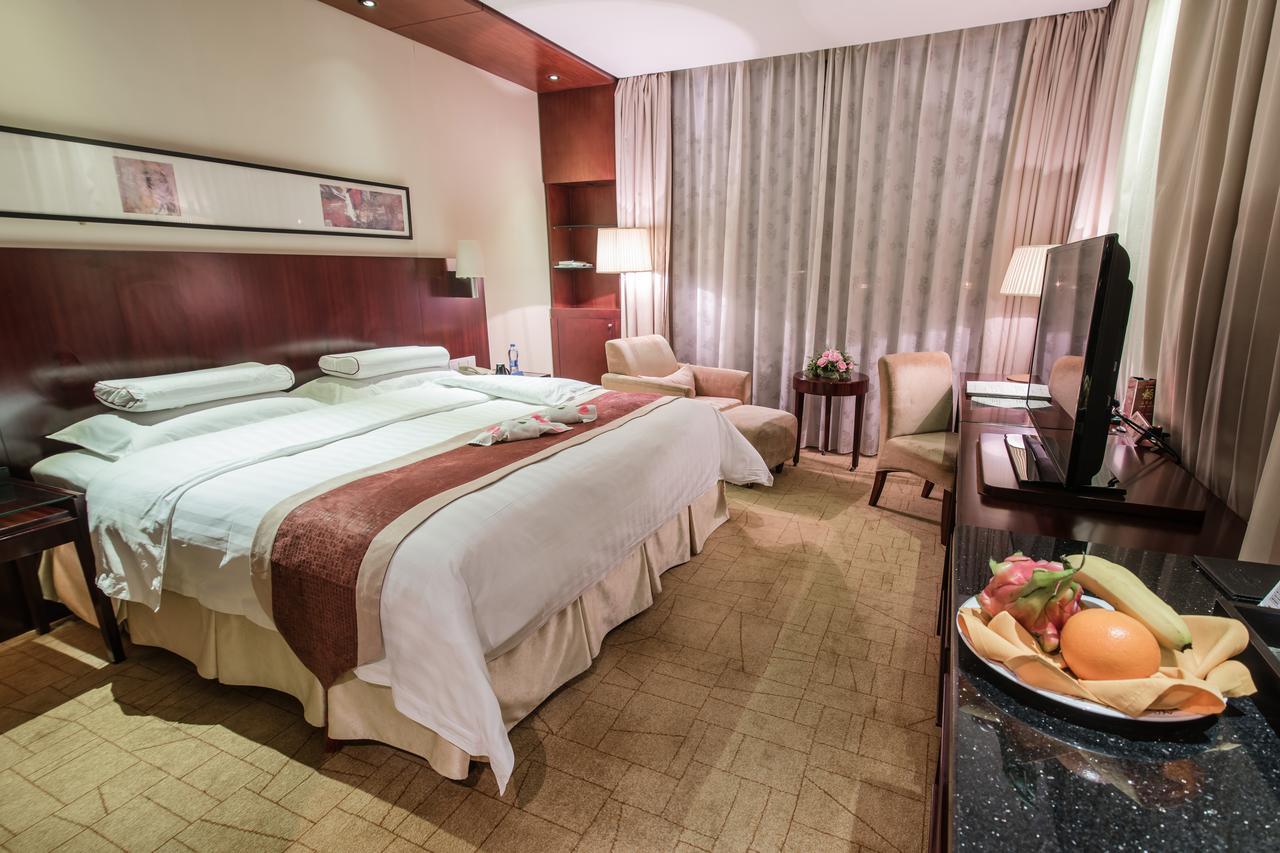Howard Johnson Plaza Lingang Shanghai Nanhui Dış mekan fotoğraf